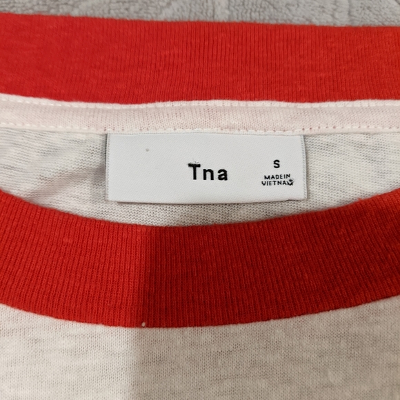 NWOT - Small - Aritzia - TNA - Scoop Neck T-Shirt with Red Collar - Picture 3 of 10